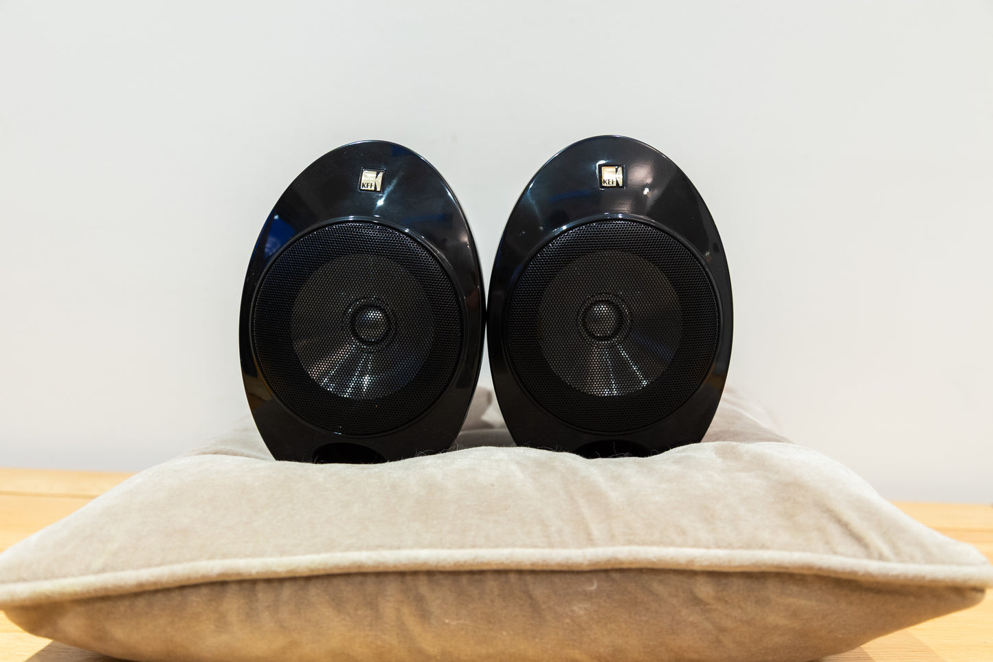 KEF 2001.3 Wall Mounted Satellite Speakers – Gloss Black