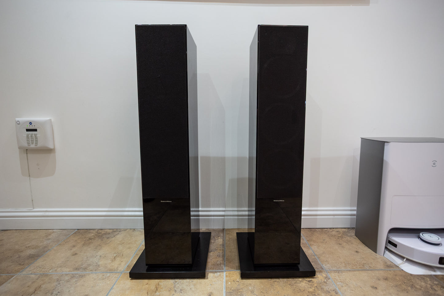 Beautiful Bowers & Wilkins CM9 Floorstanding Speakers – Piano Black (B&W)